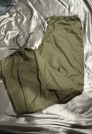 H&M Green Pants thumbnail 1
