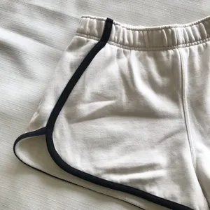Lululemon Scuba Mid-Rise Oversized Short 3" Trim Light Ivory / Black NWT thumbnail 6