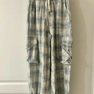POL Relaxed Fit Plaid Joggers Size Medium thumbnail 4