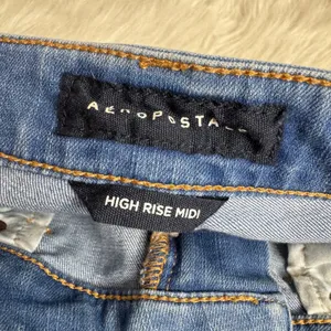 AEROPOSTALE HIGH RISE‎ MIDI Distressed Denim Shorts Light Wash Womens Size 6 thumbnail 3