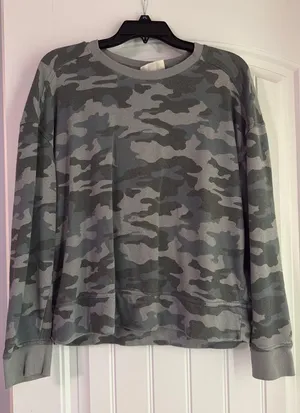 Universal Thread green camo sweater  thumbnail 2
