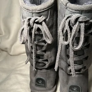 BEARPAW Phylly Sheepskin Lined Suede Womens Pull On boots. Gray size 6. thumbnail 6