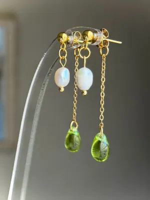Handmade green mini teardrop Czech glass beads & freshwater pearls earrings💚 thumbnail 2