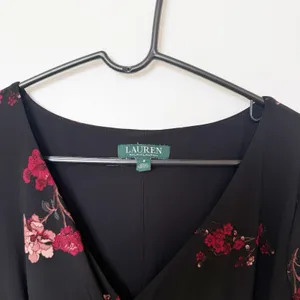 Lauren Ralph Lauren Womens Dark Floral Midi Dress Size 8 Ruched Stretch Comfort thumbnail 3
