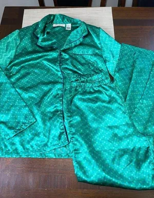 Woman’s size small satin like pj set thumbnail 1