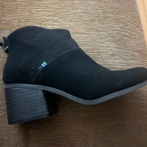Tom’s size W6.5 black suede booties‎ thumbnail 4