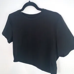 H&M Fitted Crop T-shirt thumbnail 4