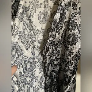 🌸Gillian & O’Malley White Black Floral Satin Belted Kimono Short Bath Robe thumbnail 5