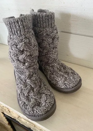 UGG Australia Isla Cable Knot Grey Bootie Sweater Boots Women’s Sz 6 thumbnail 1