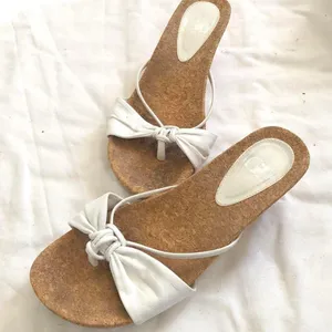 2000s Y2K Gianni Bini 2-2.5”Wedge white thong strappy sandals Size 8M thumbnail 1