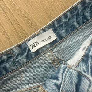Zara Blue Distressed Denim Jeans Size 4 thumbnail 3