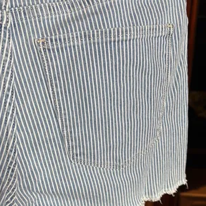 Abercrombie & Fitch Simone High Rise Striped Denim Shorts Blue White Size 26 thumbnail 9
