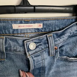 Levi’s Wedgie Straight Button Fly Distressed Jeans in Tango- Size 26 thumbnail 5