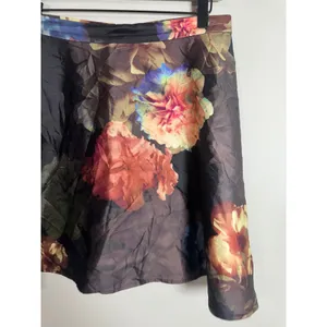 Club Monaco Women Black Floral Silk Blend A-Line Mini Skirt Size 8 00302159‎ thumbnail 3