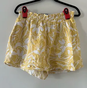Old Navy Yellow White Tropical Floral Skort Small 100% Cotton Coastal Resort thumbnail 1