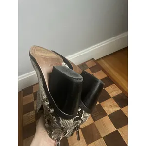 Vince Camuto Gigietta Ankle Booties Snakeskin Pointed Toe Block‎ Heel Grey sz 7 thumbnail 6