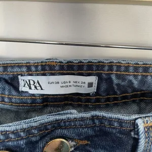 Zara medium wash‎ denim jeans straight leg women's size 6 pockets double buttons thumbnail 3