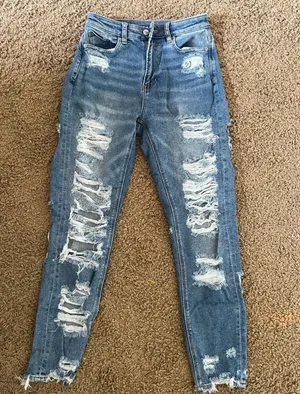Ripped Jeans thumbnail 1