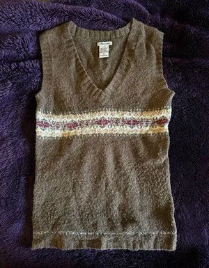 Abercrombie sweatervintage vest size M Pre own in good condition thumbnail 1