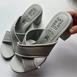 Naturalizer Leather Gray Crisscross Sandals Chunky Heels 9.5 thumbnail 3