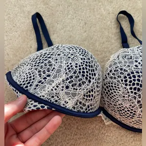 Victoria's Secret Very Sexy Push Up Bra in Navy with White Lace 36DDD thumbnail 2