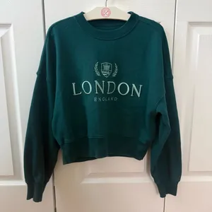 Abercrombie & Fitch London Embroidered Cropped Crewneck in Teal thumbnail 2