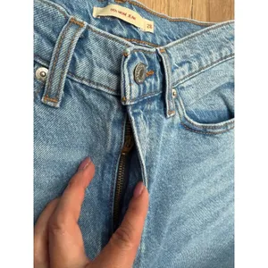 Levi's Premium 80s Mom Jeans Women 28 High Rise Tapered Light Wash Denim thumbnail 9