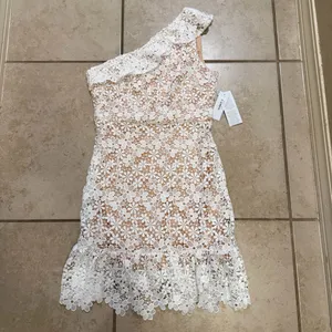 Donna Morgan White Floral Crochet Tan Lined One Shoulder Ruffle Mini Dress Sz 8 thumbnail 2