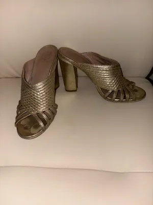 Tory Burch Brida high-heeled mules in metallic gold leather (color "Gold"). They have minor damage to the insole. Size 7 thumbnail 3