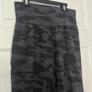 Athleta Salutation Camo Jogger Pants Athletic Camouflage Gray Black Size S Small thumbnail 3