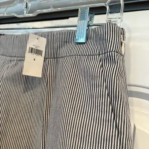 Banana Republic Navy And Cream Stripe‎ 5” Shorts Size 4 thumbnail 4