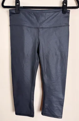 Alo Yoga Airbrush High Waisted Capri Leggings Shiney Black Size Small thumbnail 1