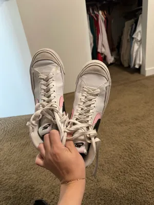 Pink and white Nike shoes thumbnail 2