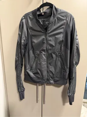 Lululemon Lightweight reversible Bomber Jacket. Women’s 8! Sleek fit. thumbnail 9