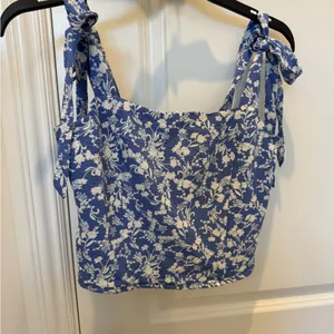 Old Navy Blue Floral Women's Top thumbnail 2