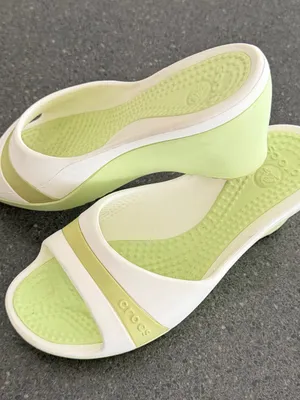CROCS White Slide Sandals with Light Green Footbed size 7 thumbnail 1
