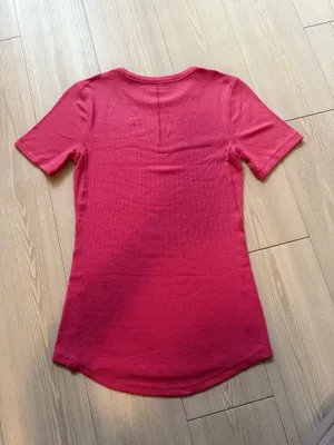 Lululemon raspberry coulis hold tight short sleeve size 4 thumbnail 4