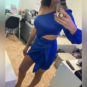 Stunning satin blue one sleeve mini dress thumbnail 3