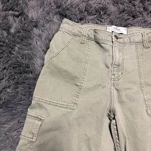 Hollister high-rise Olive Utility cropped green hiking y2k pockets Pants size 30 thumbnail 6