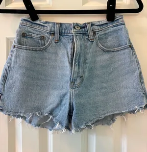 Abercrombie “the mom short” thumbnail 1