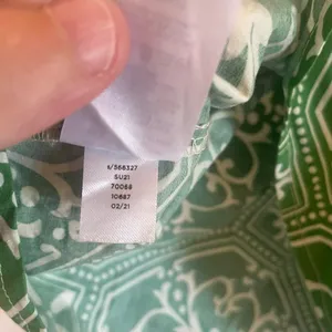 Ann Taylor sleeveless top featuring a green and white geometric print size med thumbnail 11