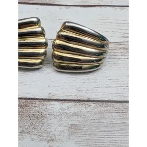 Vintage Clip On Earrings - Just Over 1" Gold Tone & Silver Tone thumbnail 5