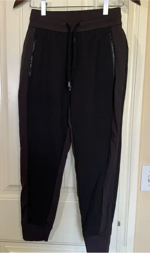 Athleta Headlands Hybrid Trek Mid Rise Jogger 0P thumbnail 1