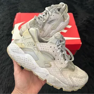 NIKE Huarache activewear lace up shoes sneakers women’s 8 thumbnail 1