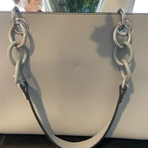 GUESS. Lt blue color! PURSE Vogue lanky chain handle! Near new. thumbnail 3