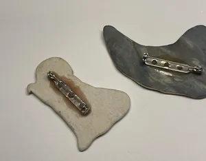 Lot Of 2 Hand Made Ceramic Brooch Pins Hand Painted - A Bird Hunting Dog thumbnail 10