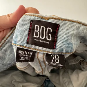 Urban‎ Outfitters BDG Kick Flare High-Rise Cropped Distressed Jeans thumbnail 6