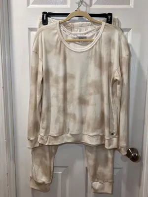 Nicole Miller Cozy Tie-Dye Loungewear Set Beige Cream Sweatshirt & Joggers Two-L thumbnail 1
