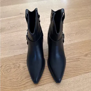 Top Moda - Western Ankle Boots in Black & Silver thumbnail 3