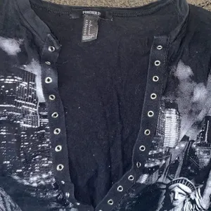 ✨ Forever 21 Lace Up New York City Crop Tee Shirt✨ thumbnail 5